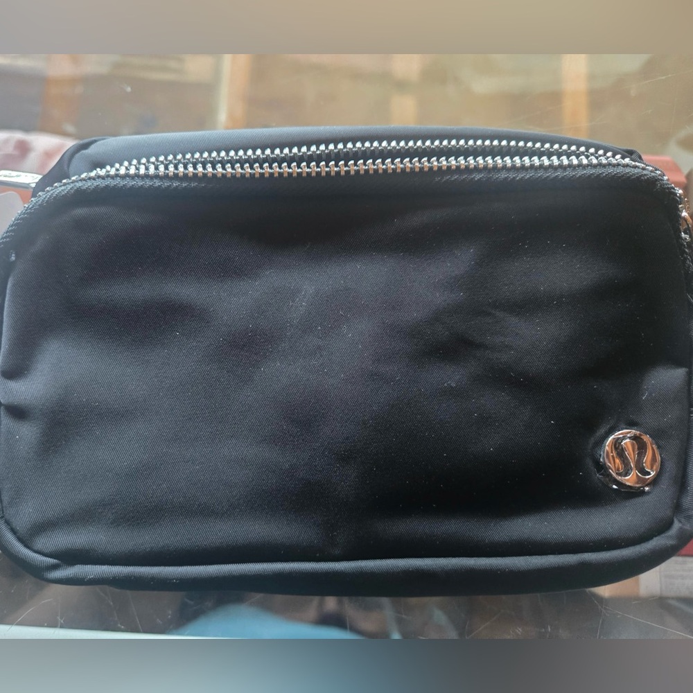 Lululemon Athletica Black Everywhere Crossbody Durable Modern bag purse gym 2L - Picture 4 of 5
